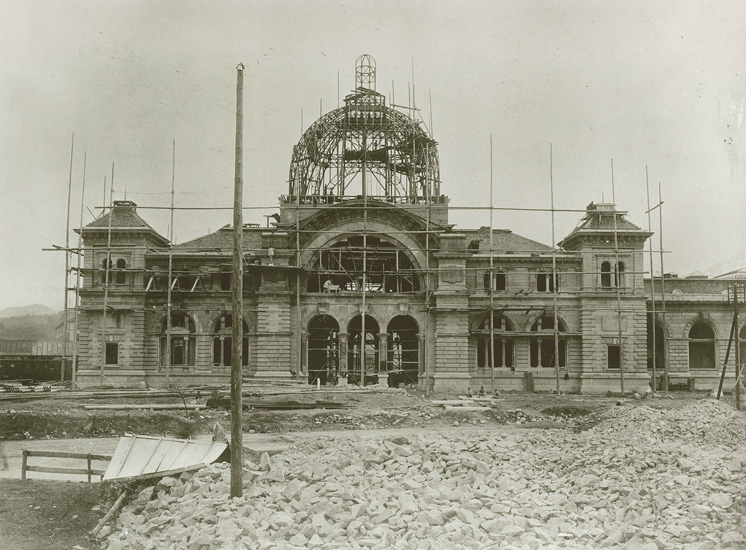 Bevor der zweite Bahnhof realisiert werden konnte, mussten im ehemaligen Sumpfgebiet aufwändig tragfähige Fundamente erstellt werden.