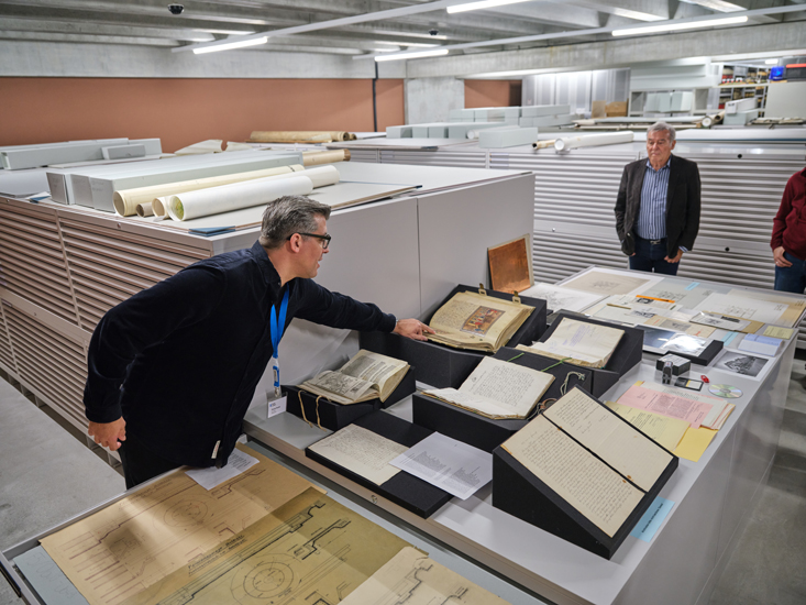 Obwohl in Archiven vor allem originale Unikate liegen, überdauern manche Unterlagen nur als Kopien oder aber werden von der abliefernden Stelle bzw. dem Archiv für verschiedene Verwendungen kopiert.