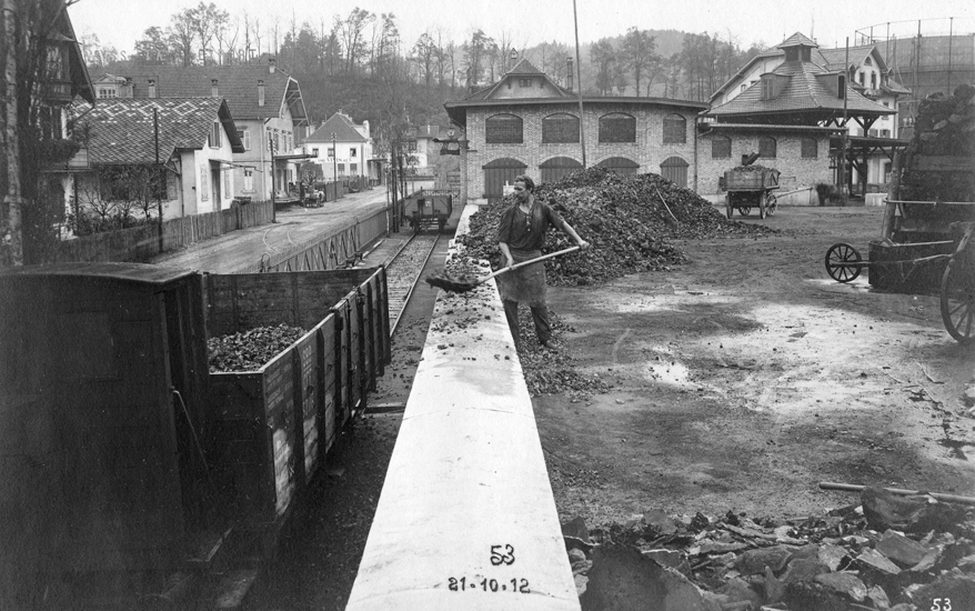 Wichtigstes Nebenprodukt der Gasherstellung war Koks. Es entstand, nachdem die glühende Kohle durch Wasser gelöscht wurde. Links im Bild die Industriestrasse mit Geleise sowie dem Käselager.