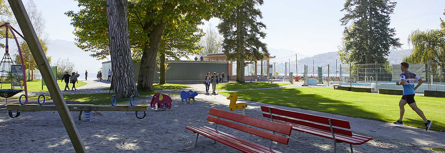 Spielplatz mit Bänkli am See