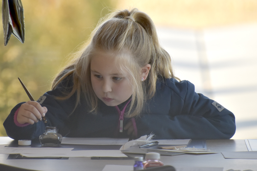 Damit sich nicht zu viel Tinte auf der Feder befindet, immer schön am Rand des Tintenfässchens abstreichen...