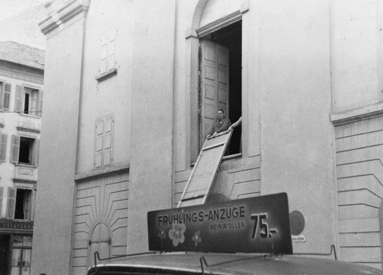 Die Platzverhältnisse waren weiterhin eng, die Kulissen wurden nicht viel anders als heute durch das Fenstertor ins Gebäude gehievt.