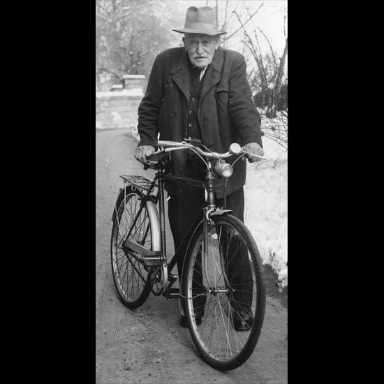 Die Luzerner Tageszeitungen portraitieren den 91-Jährigen 1971 als mutmasslich ältesten Velofahrer der Schweiz.