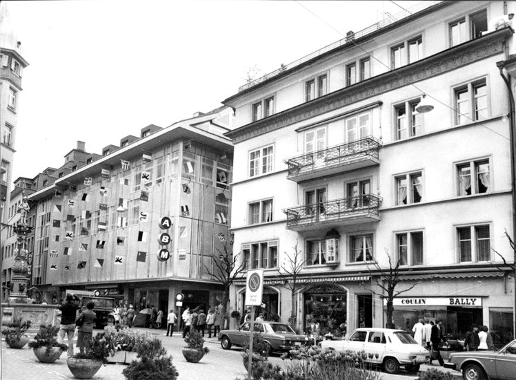 Die Stadtgärtnerei umrahmte die am 17. August 1973 aufgestellten Verbotstafeln mit eigens zusammengestellter Bepflanzung.