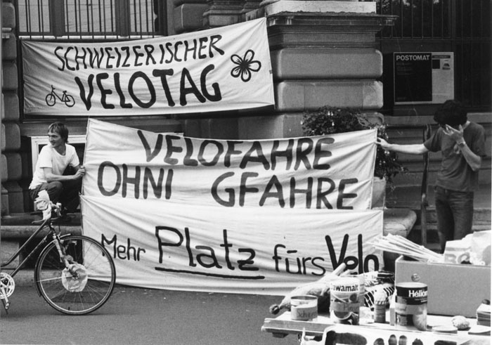 Die Teilnehmenden der Kundgebung zum Schweizerischen Velotag 1983 forderten die Einführung eines Luzerner Radwegnetzes.