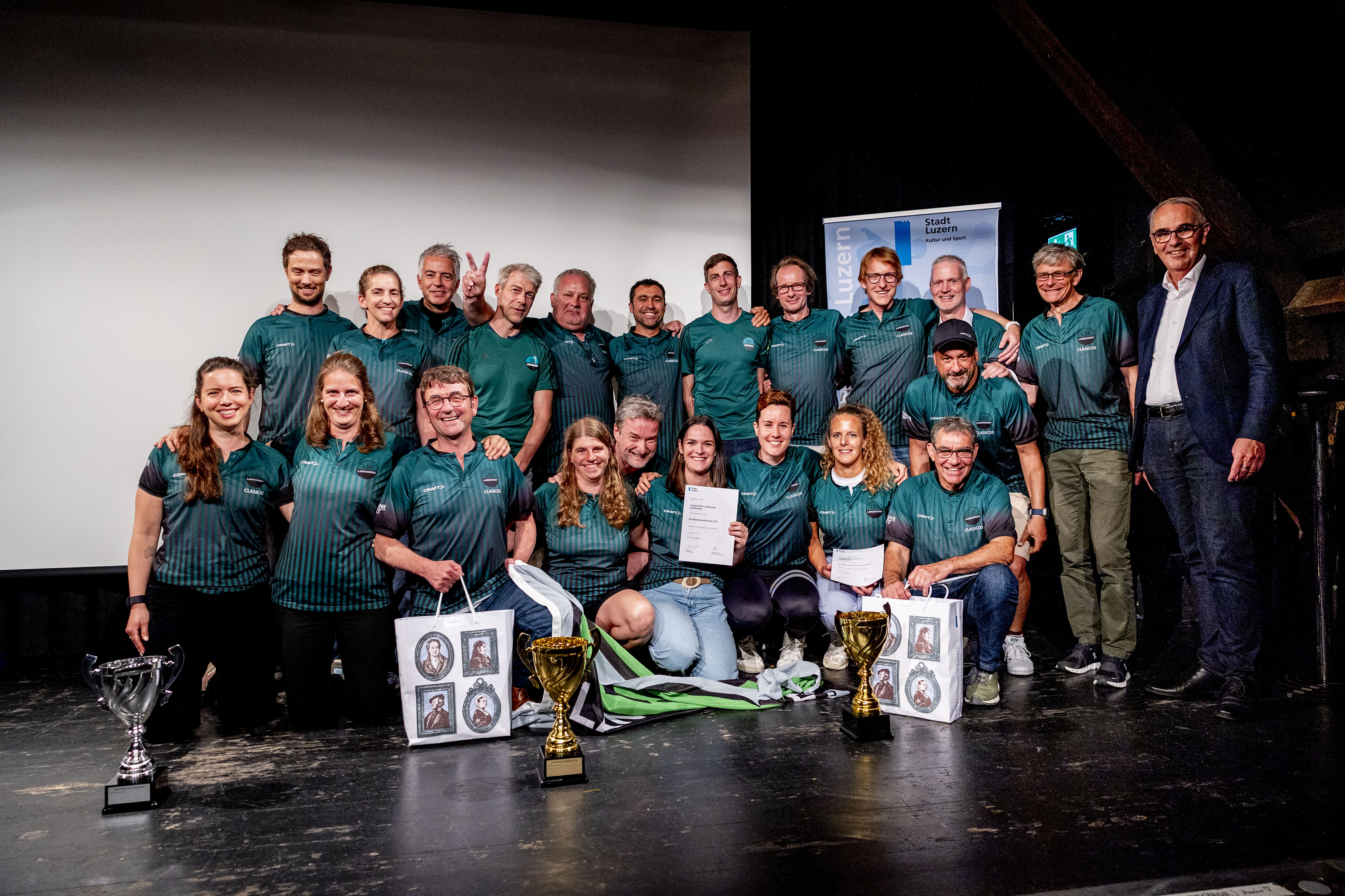Die Teams Ü32 Mix, Ü32 Herren und Ü50 Herren des Luzerner SC Landhockey mit Beat Züsli