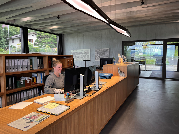 Das Stadtarchiv betreut einen frei zugänglichen Lesesaal. Es hilft Privatpersonen, Forschenden wie auch der städtischen Verwaltung bei der Suche nach Archivalien, sei es vor Ort oder auf schriftlichem Weg.