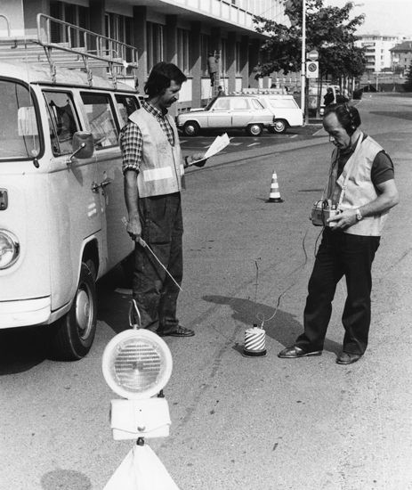Franz Heggli und Bernhard Lang demonstrieren 1976 vor dem Sitz der Städtischen Werke mit den damals modernsten Geräten die Suche nach einem möglichen Wasserleck.