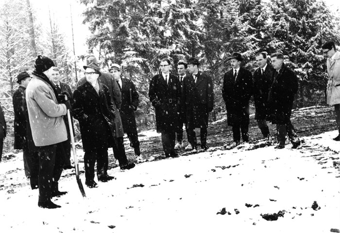 Nach langwierigen Diskussionen mit der Gemeinde Littau erfolgte 1965 bei frostigem Wetter der Spatenstich zur Zimmeregg-Badi. Im Bild Vertreter der Genossenschaft Schwimmbad Zimmeregg und des Gemeinderates.