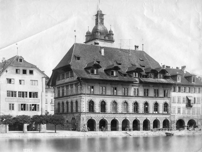 Der im Rathaus tagende Senat umfasste 76 Mitglieder, jeder der 19 Kantone entsandte vier Abgeordnete. Foto vor dem Bau des Rathausstegs.