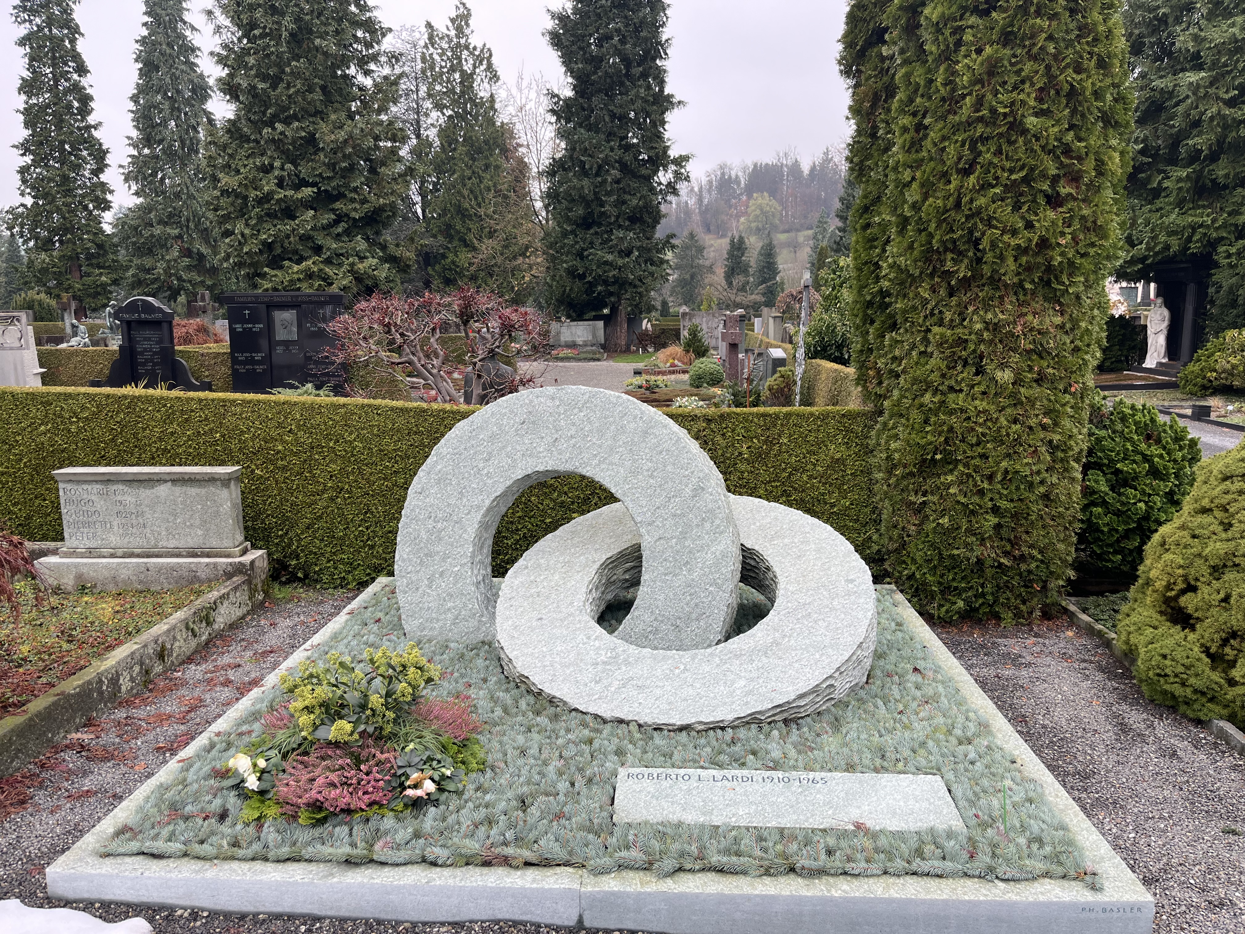 Grabmal in Form von zwei Ringen