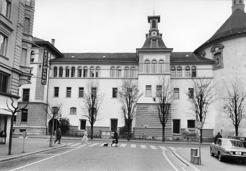 Der Raum im ersten Stock beim Frauenturm wurde als Theater genutzt und war der direkte Vorläufer des Stadttheaters. Heute ist er Teil des Mittelschulzentrums.