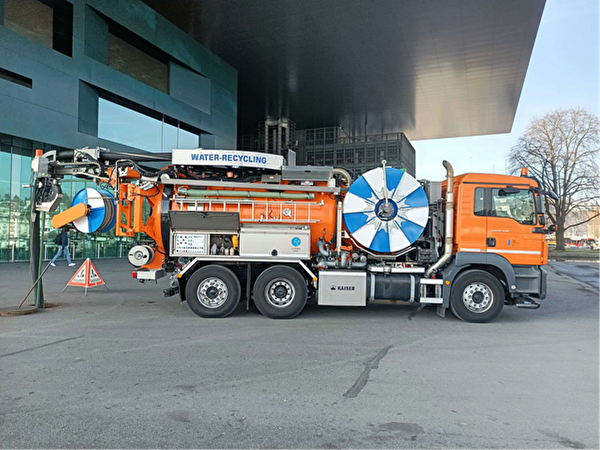 Spülfahrzeug vor dem KKL