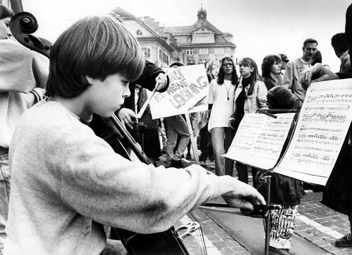 In der Luzerner Altstadt setzen Jugendliche auf Musik und Transparente gegen Fremdenhass und Gewalt.