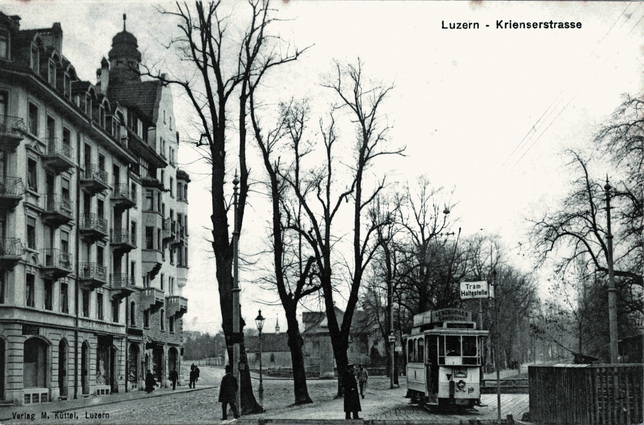 Designierter Standort für die Kirche St. Paul: die Strassengabelung Moosmattstrasse/Krienserstrasse. Im Hintergrund sichtbar ist die sogenannte Studentenkapelle, die 1909 zu Gunsten der Kirche St. Paul abgebrochen wurde.