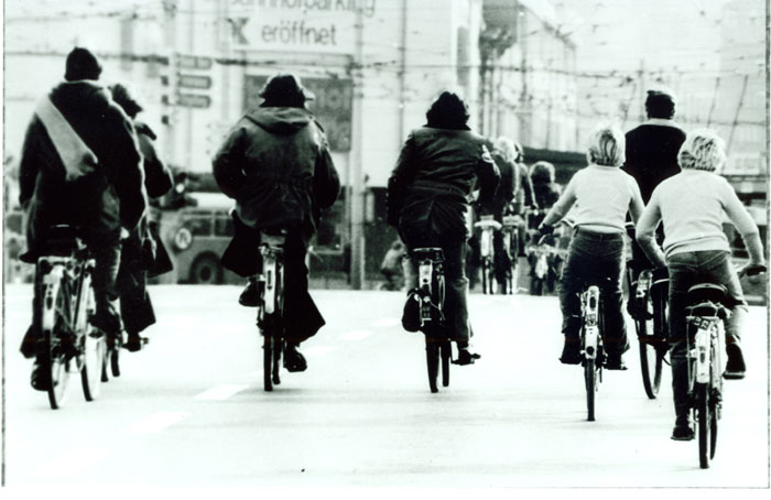 Velofahrer beim Bahnhof an einem der drei autofreien Sonntage 1973.