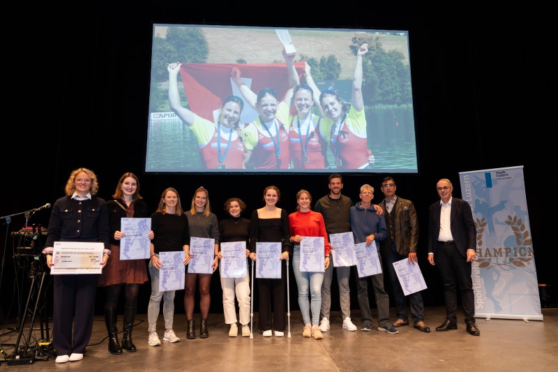 Von Links nach Rechts: Lisa Lötscher, Fabienne Schweizer, Caroline Dütsch, Meike Dütsch, Laura Villiger, Flavia Lötscher, Salome Ulrich, Taimur Cantoni, Jürg Schneider, Dragos Neagu, Beat Züsli; Seeclub Luzern