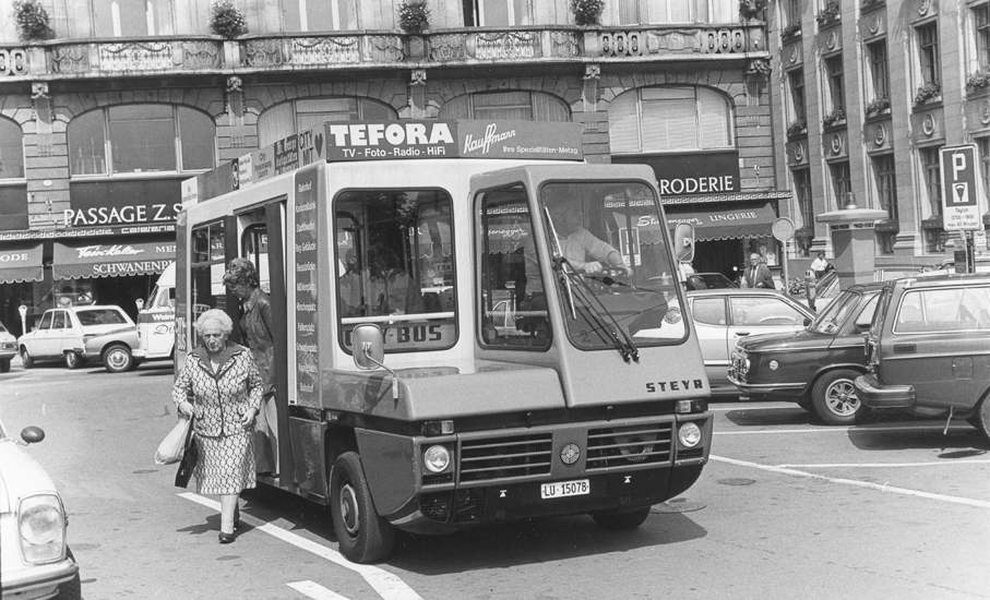Der elektrisch betriebene City-Bus beförderte Kauflustige in die Altstadt.