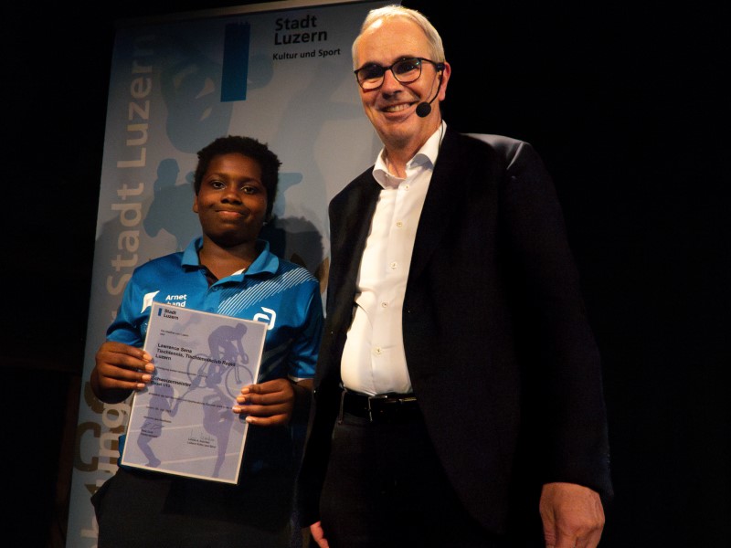 Lawrence Sena, Tischtennisclub Rapid Luzern zusammen mit Stadtpräsident Beat Züsli