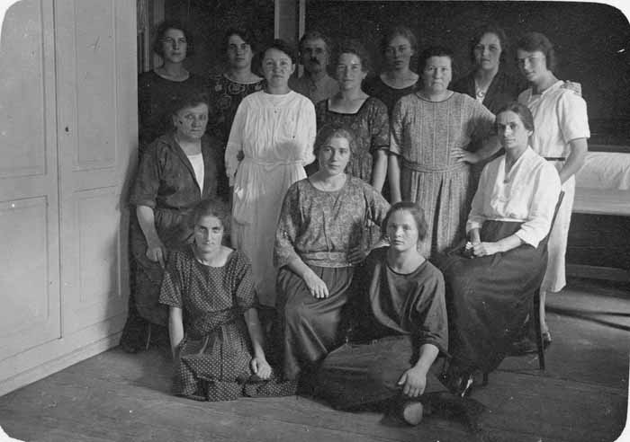 Rückseite: «Zur Erinnerung an die Saison 1923» - handelt es sich um Zimmermädchen und den Portier eines Hotels?