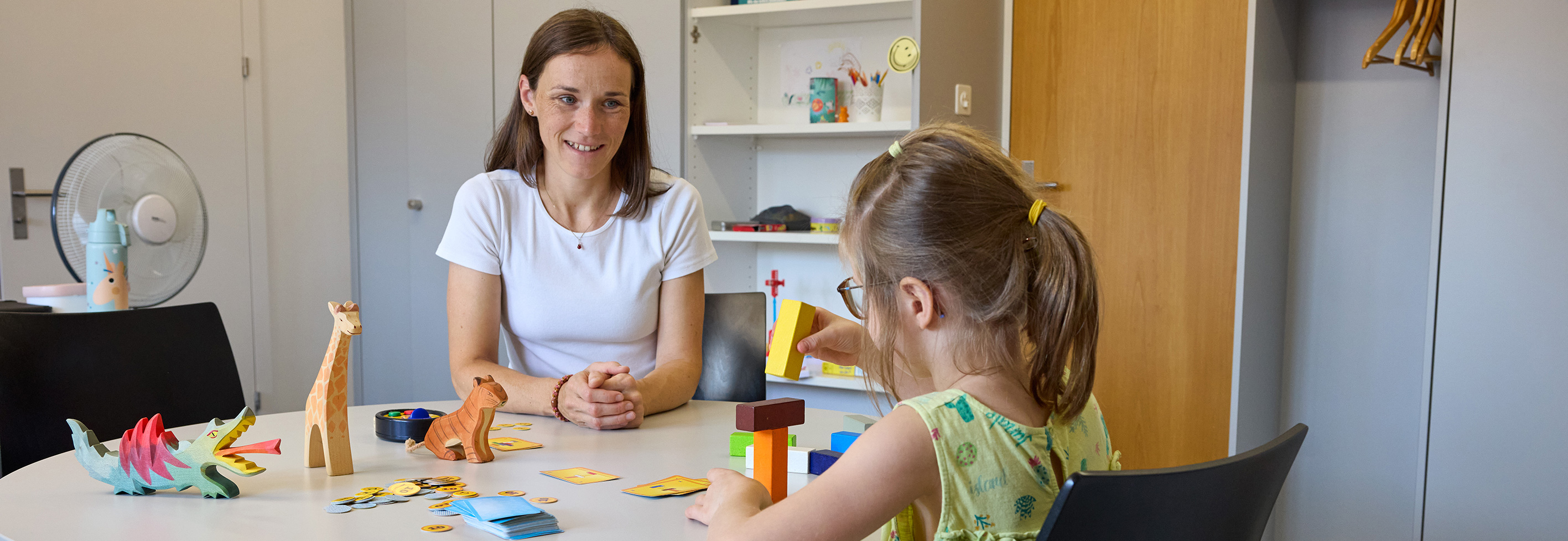 Eine Schulpsychologin bei der Arbeit mit einem Kind