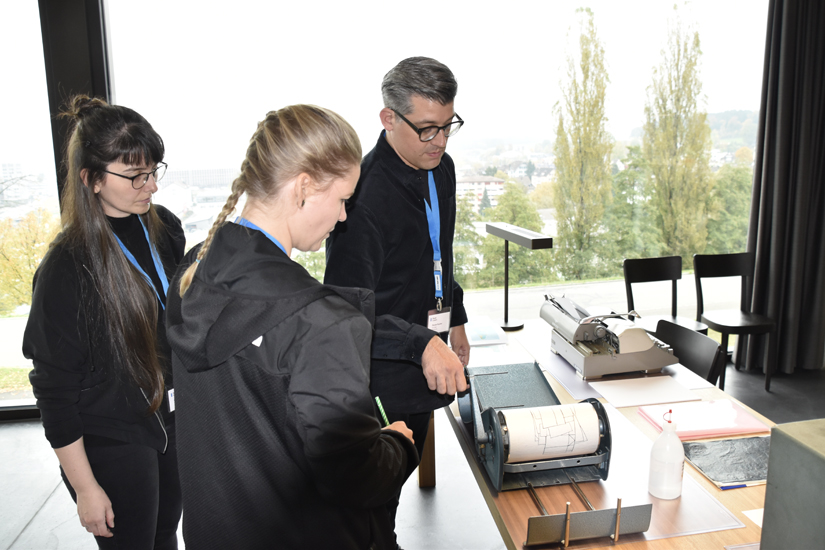 Das Stadtarchiv-Team testet den ausgestellten Schnapsmatrizen-Drucker. Solche Geräte waren noch lange im Schulbereich in Gebrauch.