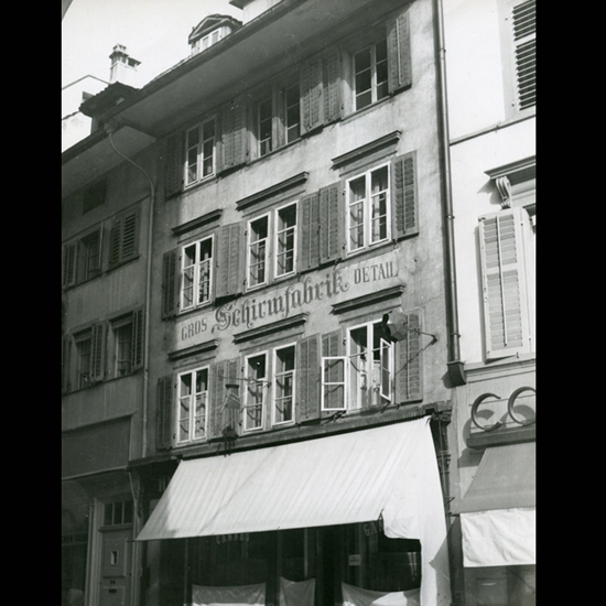 Das Haus gehörte zusammen mit der Kapellgasse 2 (Knörrhaus) und der Holbeingasse 1 Oskar Korner, Gemeindeammann von Vitznau. Er liess sie alle drei für den Neubau des ABM-Gebäudes abreissen.