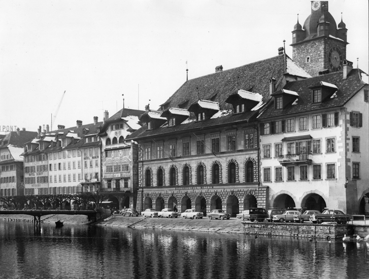 Unter der Egg war 1960 wenig Platz frei zum Flanieren und Verweilen an der Reuss.