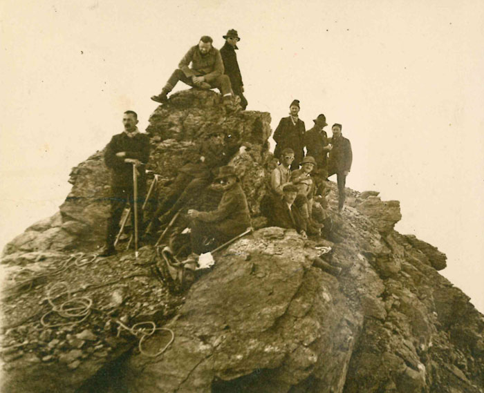 Mit schwerer Ausrüstung hielten die Bergsteiger auf dem Abstieg Rast am Petersgrat.