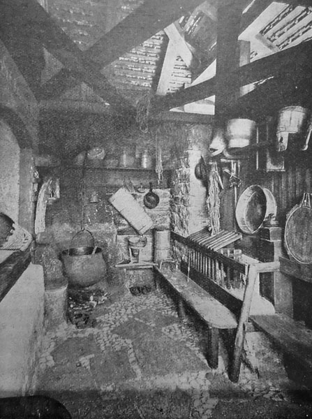 Kupferkessel, Käseformen und vieles mehr schmückten das Innere der «Sennhütte am Urmiberg».