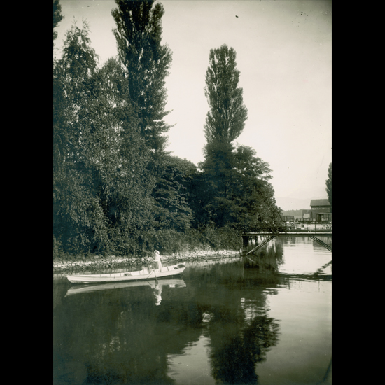 Das Inseli war schon früh mit einer Ufermauer befestigt und über eine Brücke zugänglich. In den 1930er-Jahren wurde der Kanal zusätzlich ausgebaggert.
