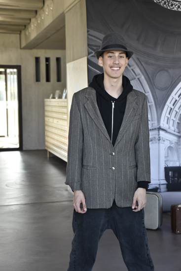 Ob vor oder hinter der Kamera: Der Lernende Fachmann Information und Dokumentation des Stadtarchivs ist im Lesesaal ganz in seinem Element.