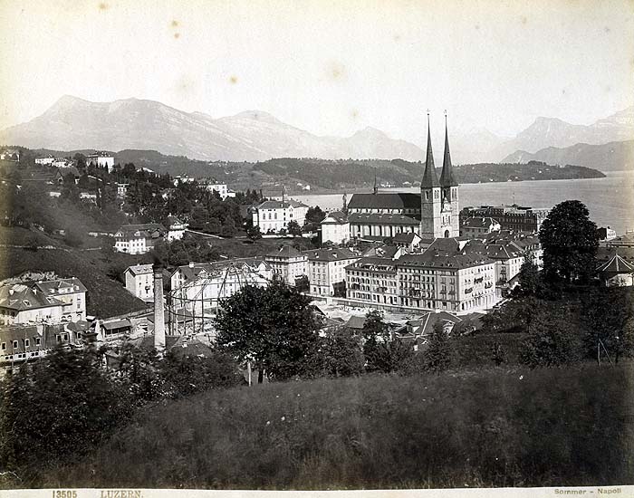 Links der Bildmitte der Rohbau des Panoramagebäudes.