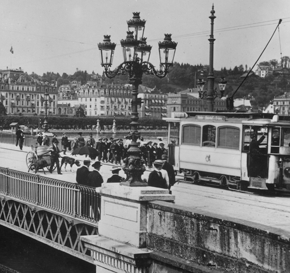 Gas diente bei seiner Einführung 1858 ausschliesslich zur Beleuchtung. Das helle Licht war revolutionär. Aber die Laternen mussten jeden Abend einzeln entzündet werden.