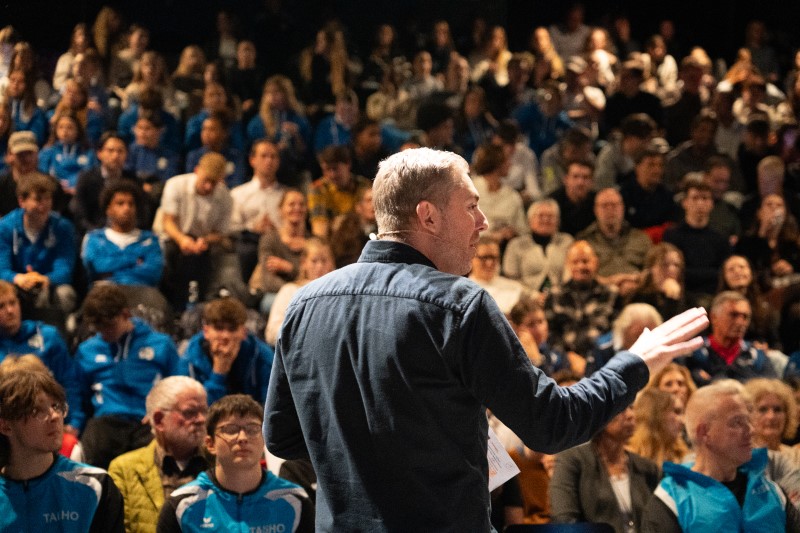 Sämi Deubelbeiss vor dem Publikum der Sportler*innenehrung 