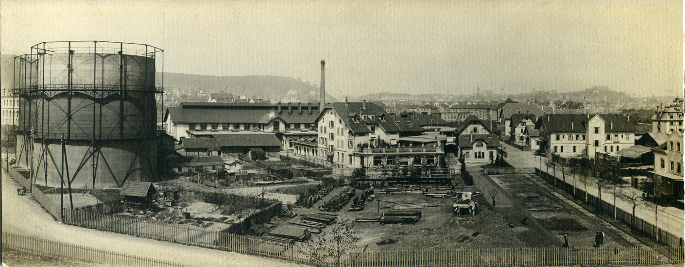 Links im Bild die ersten zwei Gasometer, rechts die Industriestrasse, dazwischen Reinigungshaus, Retortenhaus und der Verwaltungstrakt.