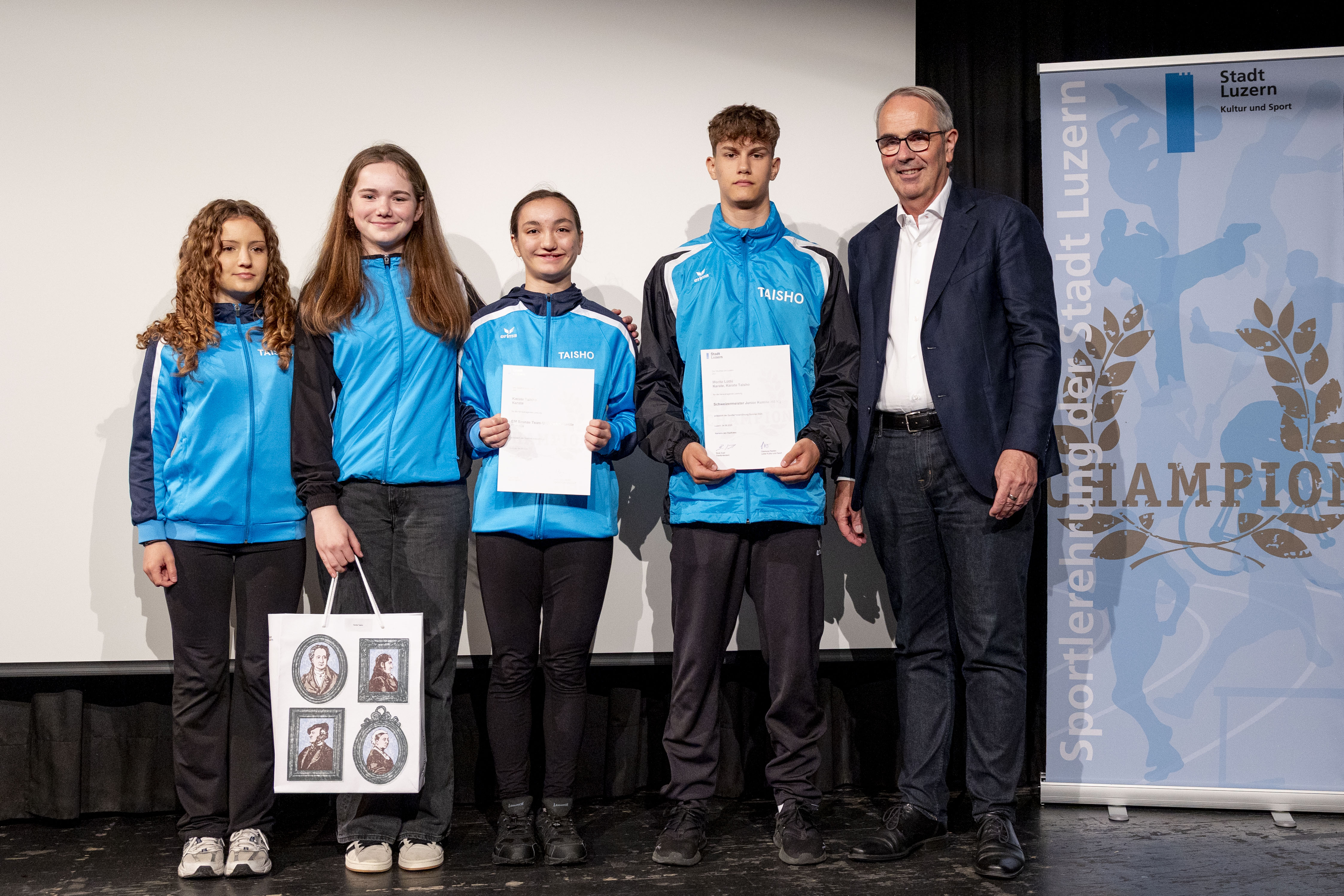 V.l.n.r: Team Imana Rösch, Lina Portmann und Anita Nakonieczna; Moritz Lüthi, Beat Züsli. Karate Taisho