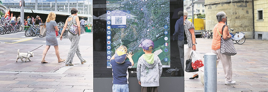 Zehn digitale Werbescreens mit interaktivem Stadtplan