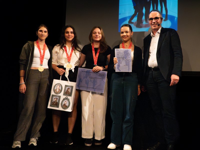 Teamfoto Juniorinnen VLCC zusammen mit Stadtpräsident Beat Züsli