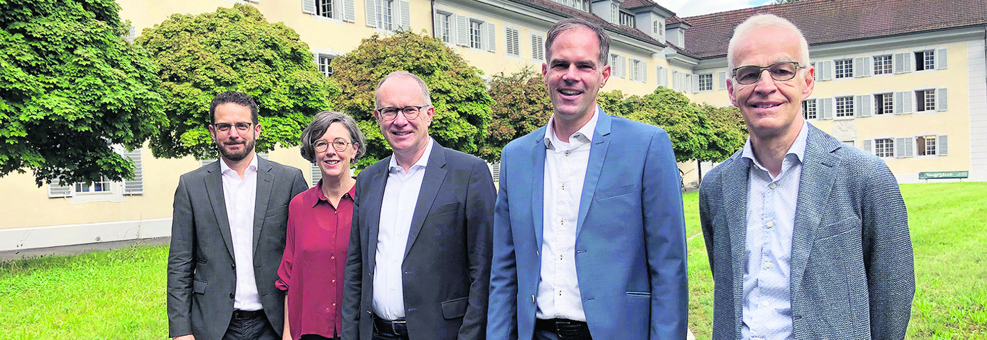 Verantwortliche Personen im Innenhof des Stadthauses