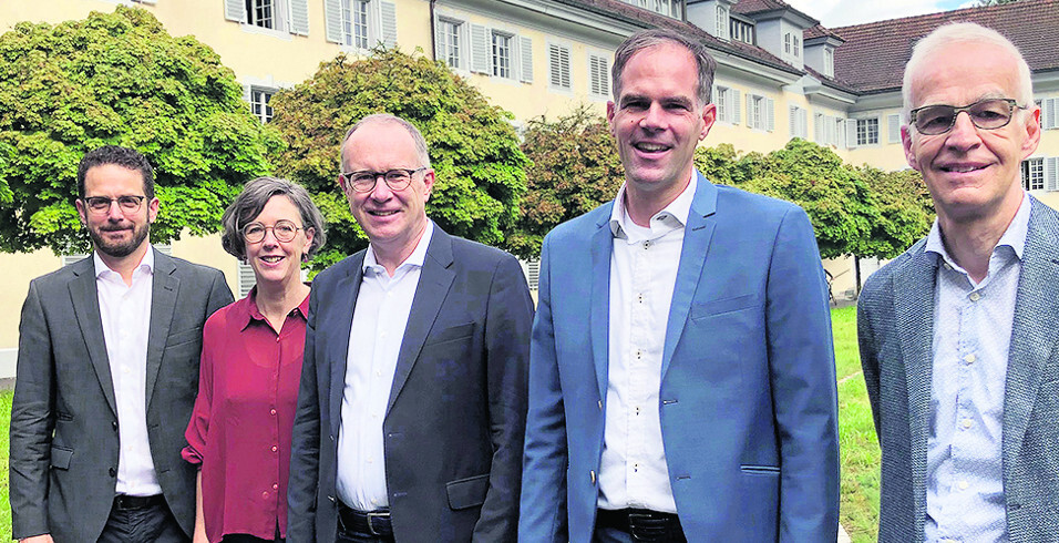Verantwortliche Personen im Innenhof des Stadthauses
