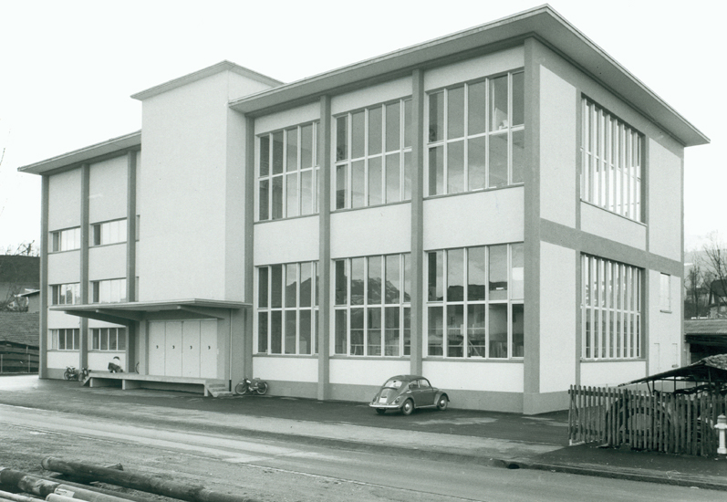 Gleichzeitig mit dem Umbau konnte das Haupthaus entlastet werden durch ein neues Werkstattgebäude in Tribschen an der Bürgenstrasse 28, erbaut durch Architekt Gottfried Helber.