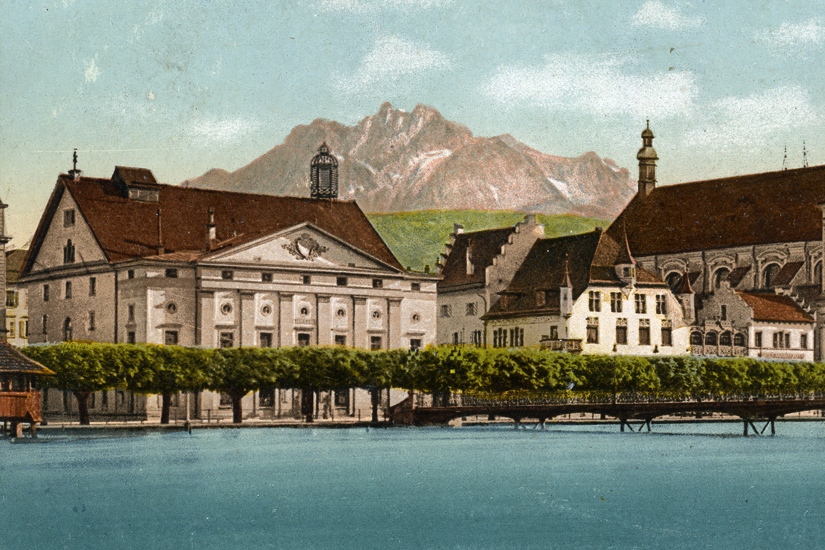 Die Rücksprünge beim Mittelrisalit wurden aufgehoben für eine neue Treppe und Räume des Theaterwirts. Ein weiterer roter Faden der Theatergeschichte: chronischer Geldmangel. Die Stadt stellte das Haus zur Förderung kostenlos bereit.