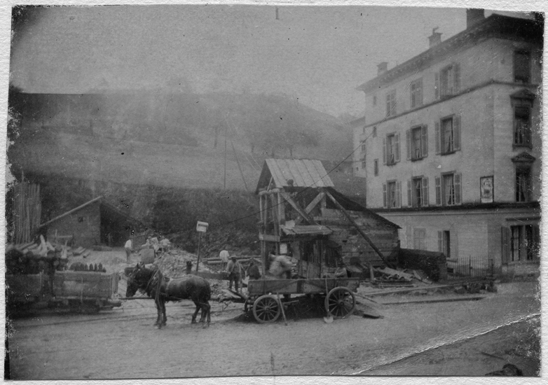 Bis heute kann diese Stelle (Spielplatz Steinenstrasse) nicht überbaut werden – der Eisenbahntunnel verläuft wenige Meter darunter. Mit dem Aushub verbreiterte man den Schweizerhofquai.