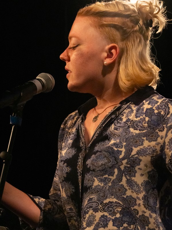 Lena Wildhirt bei ihrer PoetrySlam Darbietung