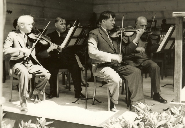Der deutsche Violinist und Komponist Adolf Busch fungierte als Konzertmeister.