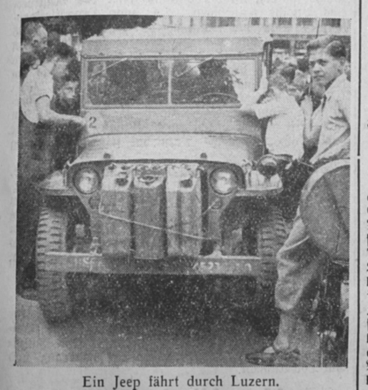 Hunderte Passanten bestaunen die mit dem weissen Stern gekennzeichneten graugrünen Armee-Autos und deren Insassen.