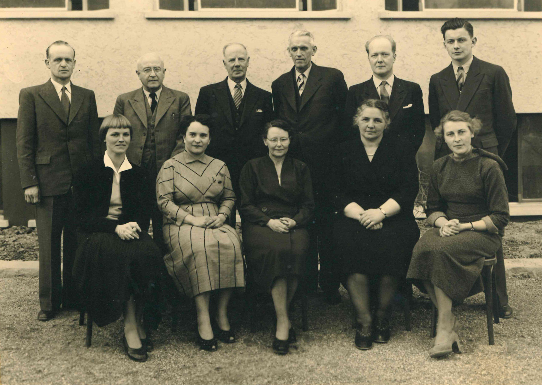 Posieren vor dem 1954 neu erbauten Staffelnschulhaus auf der Chriesimatte.