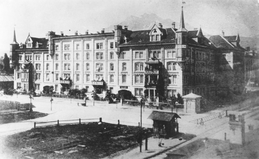 Rollbarrieren trennten und behinderten gleichzeitig den Verkehr auf Strasse und Schiene. 
