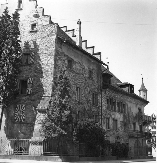Der Kanton erwarb den Freienhof 1943, um darin die Zentralbibliothek unterzubringen. Allerdings stellte sich das Gebäude für diesen Zweck als denkbar ungeeignet heraus.